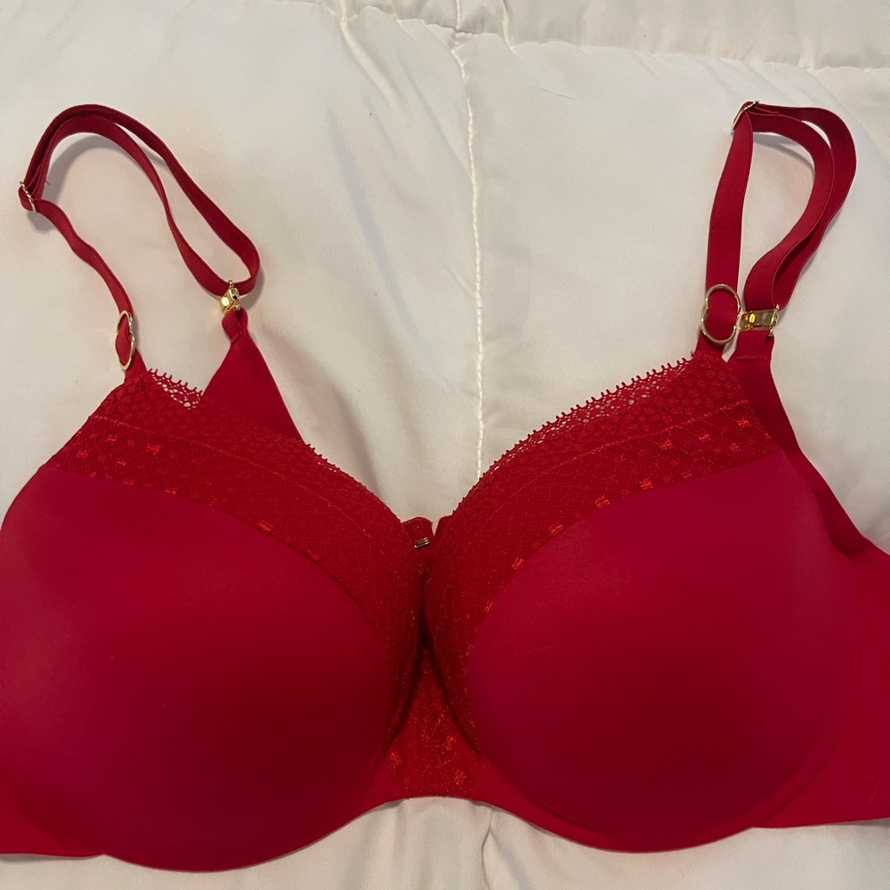 Victoria Secret Incredible Bra in Red